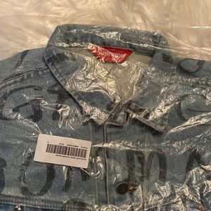 New supreme Demi jacket size medium. Black trucker design.